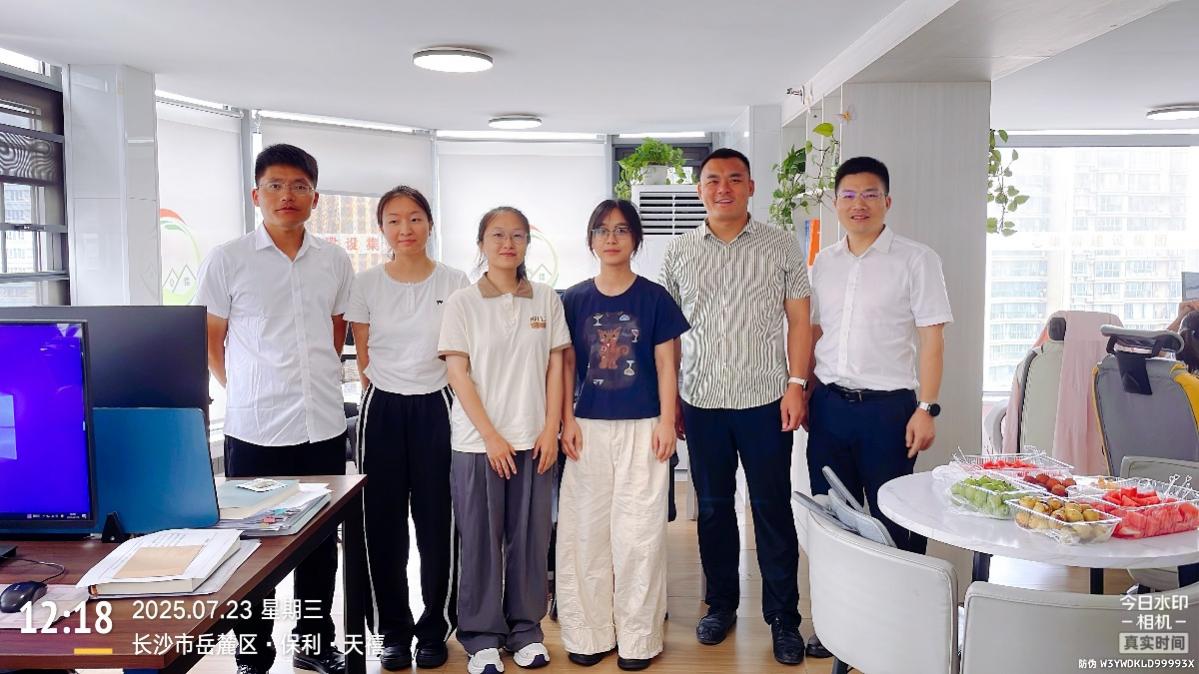 一群人站在桌子前切蛋糕 AI 生成的内容可能不正确。